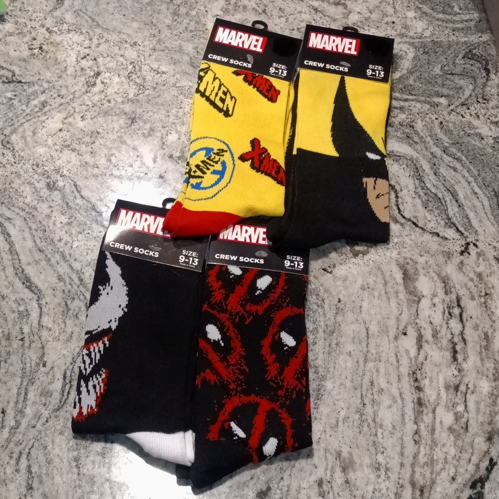 4 pair of marvel size 9-13 crew socks